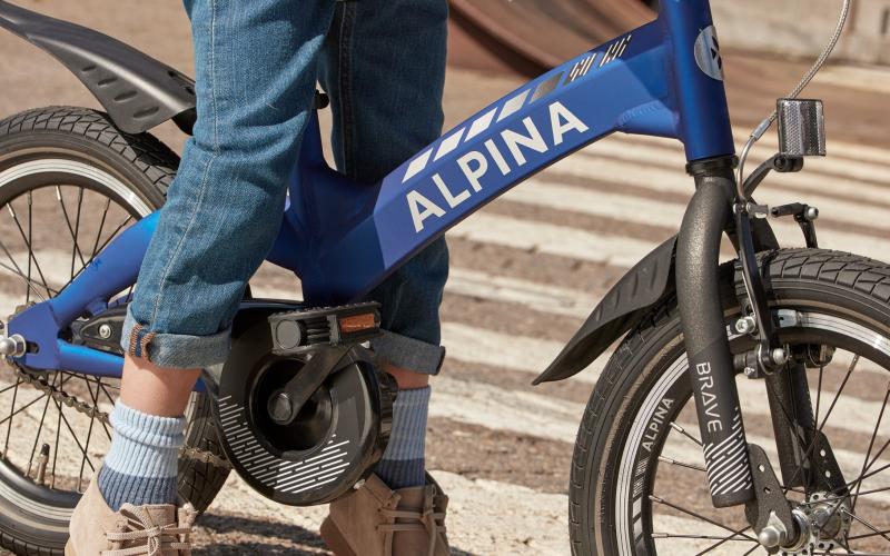 <p>De Alpina Brave is een stoere fiets met een vette designlook. Een fiets voor echte ontdekkers! De frames zijn gemaakt van aluminium en daardoor makkelijk hanteerbaar en licht van gewicht. De kunststof spatborden en kettingscherm geven de fiets een sportieve look. En nog een voordeel: geen vieze kleding voor mama en papa! De Alpina Brave fietsen hebben rustige basiskleuren met frisse, opvallende kleuraccenten in de prints. Waan je op je nieuwe Alpina Brave op expeditie, ready to explore!</p>
